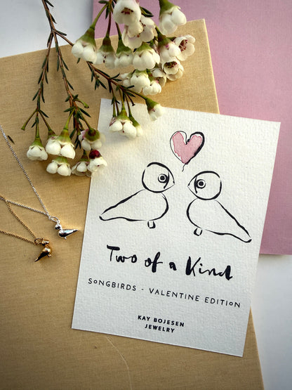 Two of a kind - Songbird Valentine Edition - Køb 2 vedhæng og få gratis kæder med