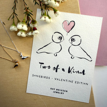 Two of a kind - Songbird Valentine Edition - Køb 2 vedhæng og få gratis kæder med