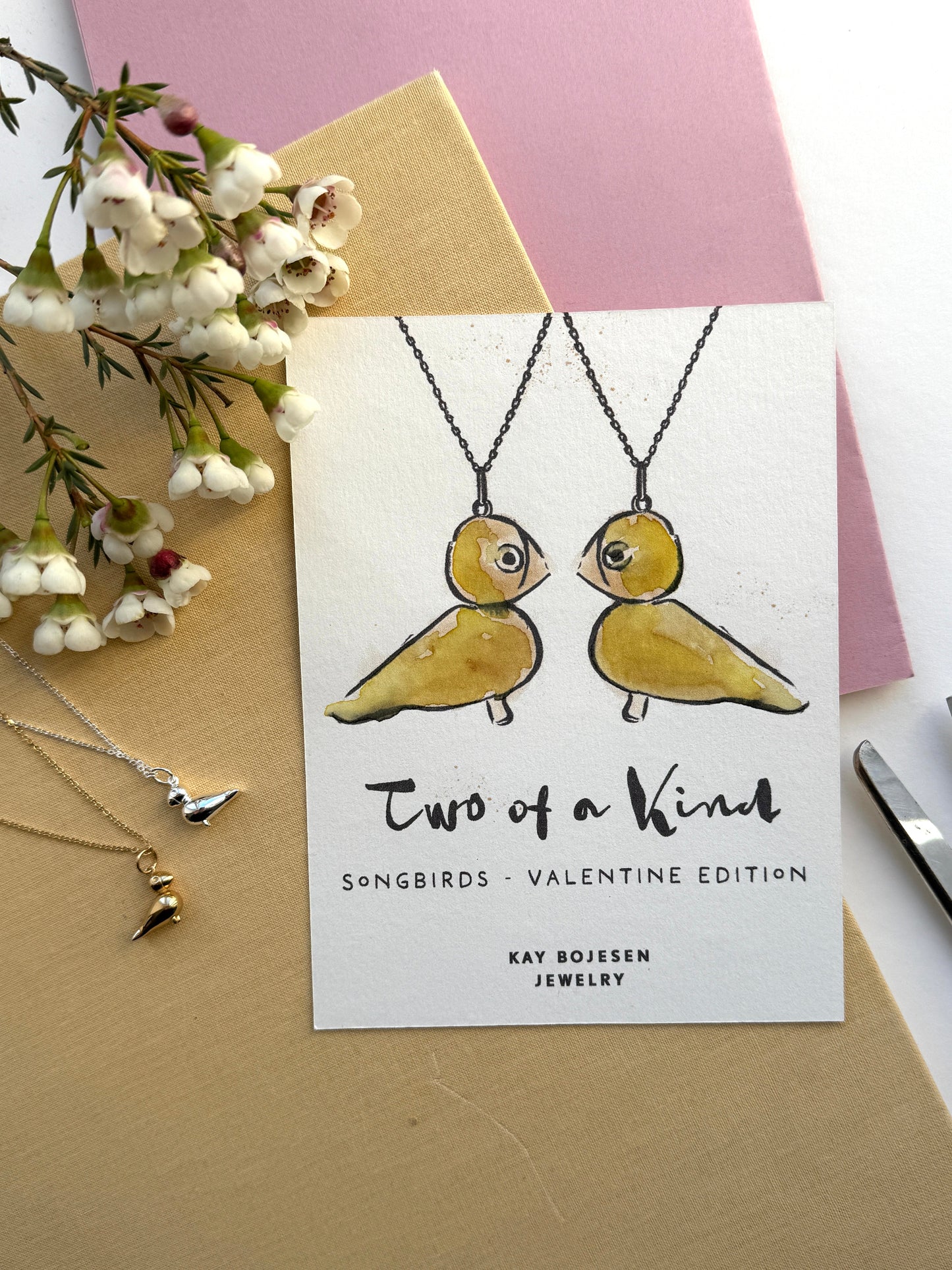 Two of a kind - Songbird Valentine Edition - Køb 2 vedhæng og få gratis kæder med