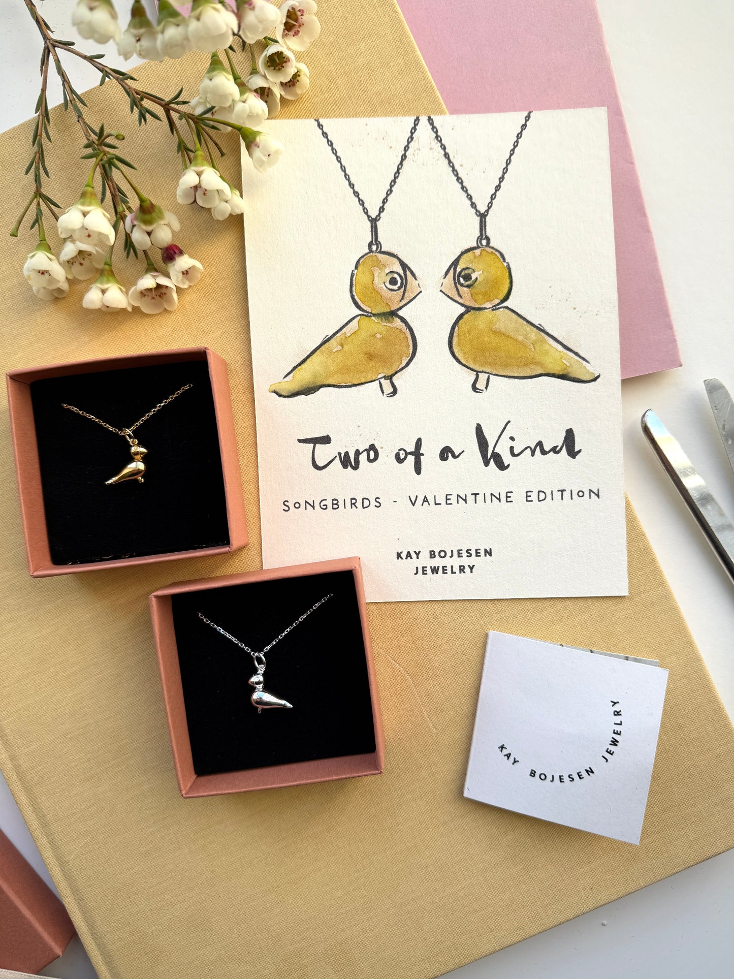 Two of a kind - Songbird Valentine Edition - Køb 2 vedhæng og få gratis kæder med